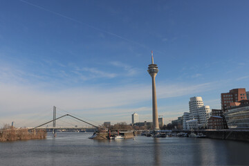 Fototapeta na wymiar Düsseldorfer Rheinpanorama von der Hafenbrücke gesehen