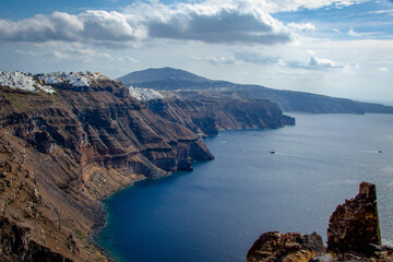 Fototapeta na wymiar The cliffs and sea of Santorini