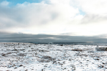 Erste Sonnenstrahlen an einem Nebeltag im Hochland von Schweden