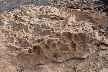 Erosion von Sandstein mit natürlicher löchriger Struktur auf dem Felsen Punta de Guadalupe bei La...