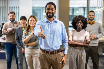 Obraz premium African American boss standing in front of his colleagues in the office