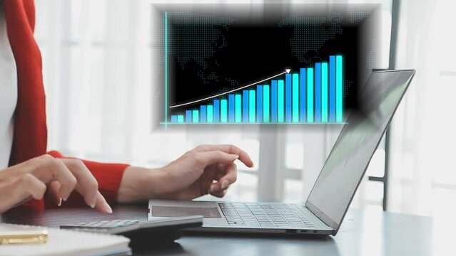 mujer de negocios escribiendo en su laptop, haciendo cuentas en la calculadora, tomando apuntes, y un gr&aacute;fico de barras que va mostrando el crecimiento en las ventas y la rentabilidad de la empresa.