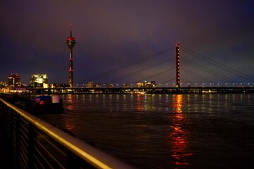 Panorama von Düsseldorf mit Fernsehturm und Rheinkniebrücke bei Nacht