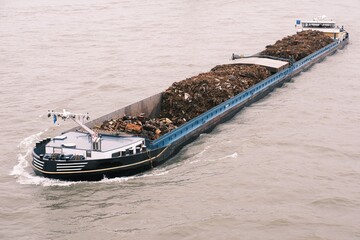 Altmetall Frachtschiff auf dem Rhein bei Köln	