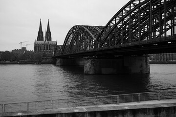 Obraz premium Brücke über den Rhein bei Köln mit Blick auf den Dom
