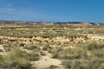 Fototapeta na wymiar vu panoramique sur le désert de Navarre en Espagne avec ciel bleu 