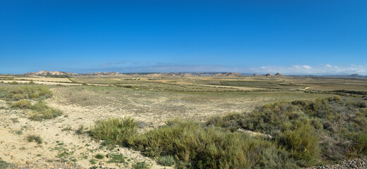vu panoramique sur le d&eacute;sert de Navarre en Espagne ciel bleu 