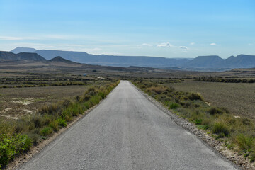 vu sur route dans le désert de Navarre en Espagne ciel bleu 