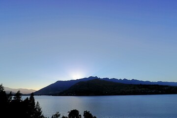 Sonne hinter Bergrücken