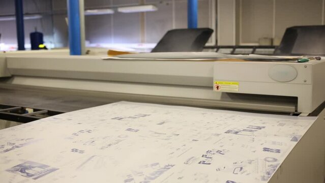 Printing machine with positive-acting offset plate lying on rollers.