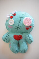 Muñeca vudú tierna con corazones y lacitos. (Front)