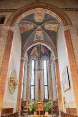 Poster Im Rahmen TREVISO, ITALY - NOVEMBER 4, 2023: The presbytery in church Chiesa di San Francesco with the crucifixion and fresco of Four Evangelist on the ceiling of  by disciples of Tomaso da Modena (1326-1379). © Renáta Sedmáková