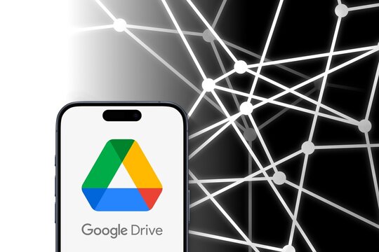 Google Drive-Logo auf modernem Smartphone angezeigt, verkn&uuml;pfte Punkte vor grauem Hintergrund, Cloud-Speicher und Datei-Hosting-Dienst, Freigabe,  Synchronisierung
