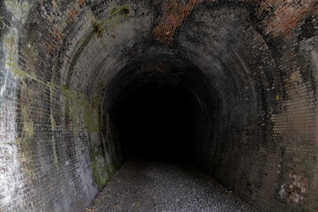 レンガで造られた廃止された鉄道トンネル - obrazy, fototapety, plakaty