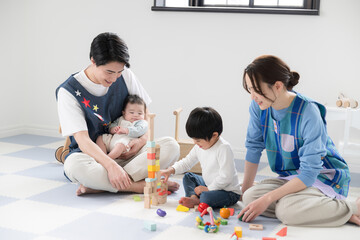 Childcare workers who play with multiple children Images of career change, employment, etc.