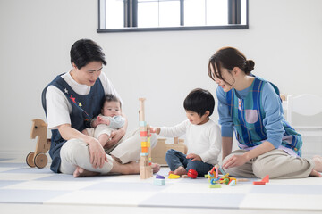 複数の子供と遊ぶ保育士 転職や採用などのイメージ