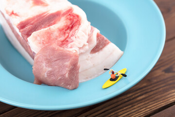 Miniaturized creative a piece of pork in a row around the plate