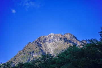 青空バックに見上げる焼岳の雄姿