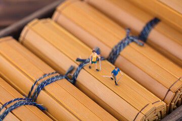 People who travel on bamboo slips