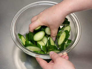 キュウリの浅漬け作り〜胡瓜を手で揉む作業