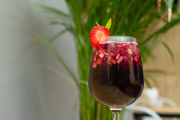 Bebida Clericot con fresa y frutos rojos en una copa de vino imagen horizontal