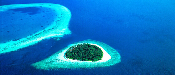 インド洋の美しいサンゴ礁の海空撮