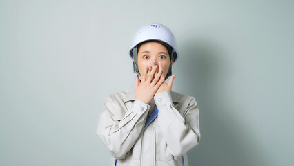 びっくりする作業服を着た女性
