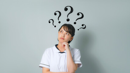疑問を持つ白衣を着た女性