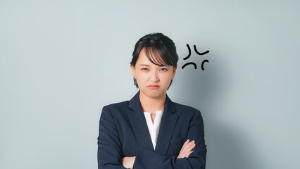 怒るビジネススーツを着た女性