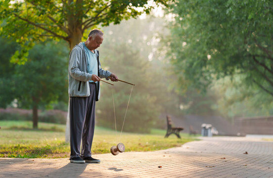 Old people shaking diabolo in the park