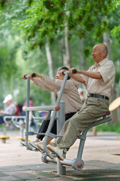 Old couples who use exercise equipment in the park