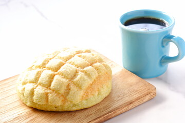 メロンパンとコーヒーでおやつの時間	
