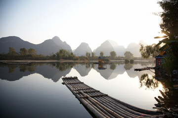 Misty morning on the Yangtze River bamboo raft - obrazy, fototapety, plakaty