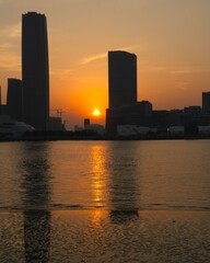 夕陽に染まる都市景観