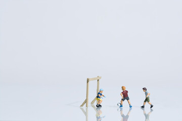 spielende Kinder beim Fussball, weißer Hintergrund © Vincenzo