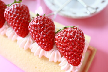 イチゴのロールケーキ　アップ