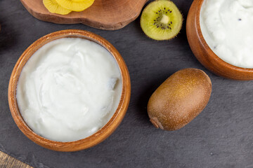 Fototapeta na wymiar making creamy yogurt with kiwi fruit