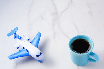 Fototapeta premium 飛行機のおもちゃで、旅行のイメージ 