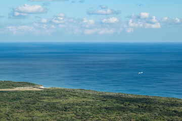 大峰展望台から眺める新島空港に着陸する旅客機