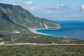 Fototapeta na wymiar 大峰展望台から眺める新島空港の滑走路