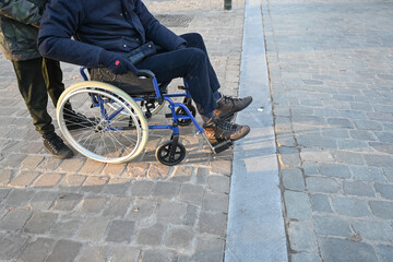 handicape chaise roulante mobilité reduite PMR pavés 