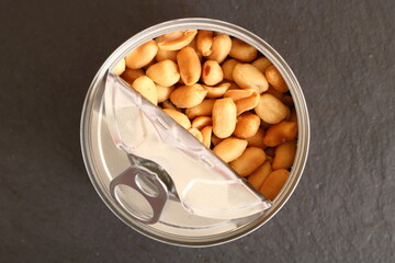 Erdnüsse geröstet und gesalzen in einer Konservendose