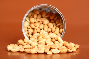 Erdnüsse geröstet und gesalzen in einer Konservendose