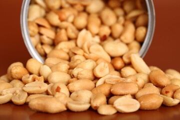 Erdnüsse geröstet und gesalzen in einer Konservendose