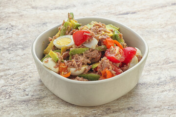 Salad with tuna and avocado