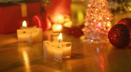 Candlelight and gift box in a Christmas atmosphere.