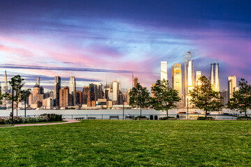 Great viewpoint of the Hudson River in New York (USA) enjoying the Big Apple Skyline and Manhattan buildings. - obrazy, fototapety, plakaty