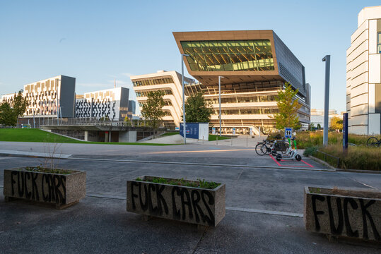 modern campus and learning center at the University of Economics (WU Wien)