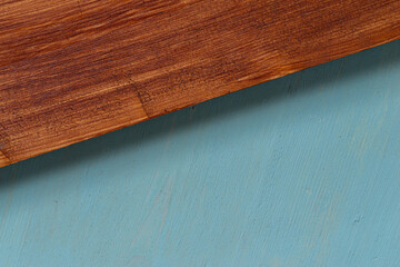 青色と茶色に塗られた木材