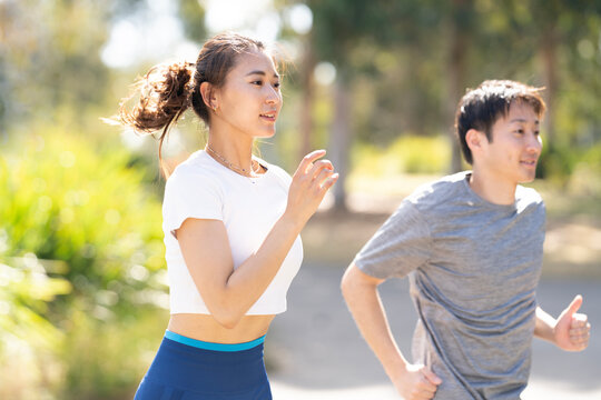 公園でランニングをしている男女カップル